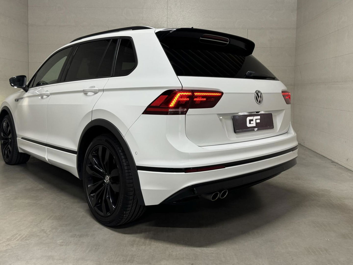 Volkswagen Tiguan 1.5 TSI R-Line Black Edition Pano Virtual Dynaudio 360° NAP