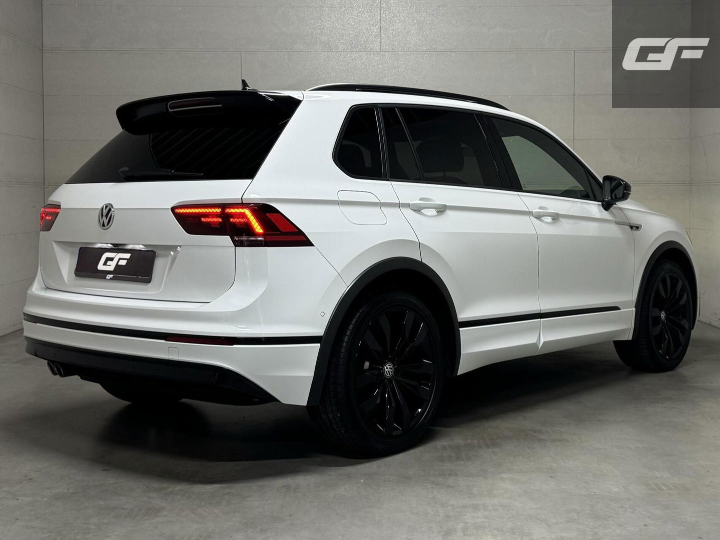 Volkswagen Tiguan 1.5 TSI R-Line Black Edition Pano Virtual Dynaudio 360° NAP