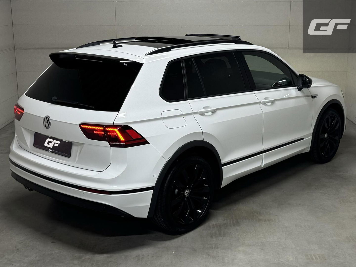 Volkswagen Tiguan 1.5 TSI R-Line Black Edition Pano Virtual Dynaudio 360° NAP