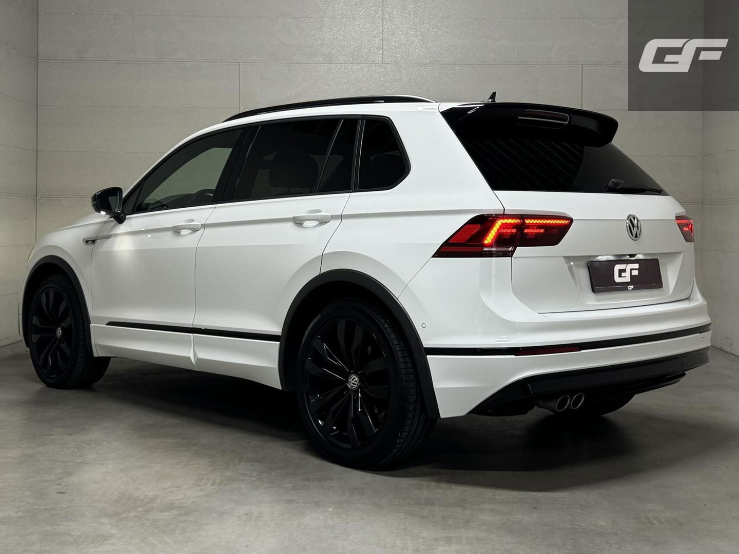 Volkswagen Tiguan 1.5 TSI R-Line Black Edition Pano Virtual Dynaudio 360° NAP