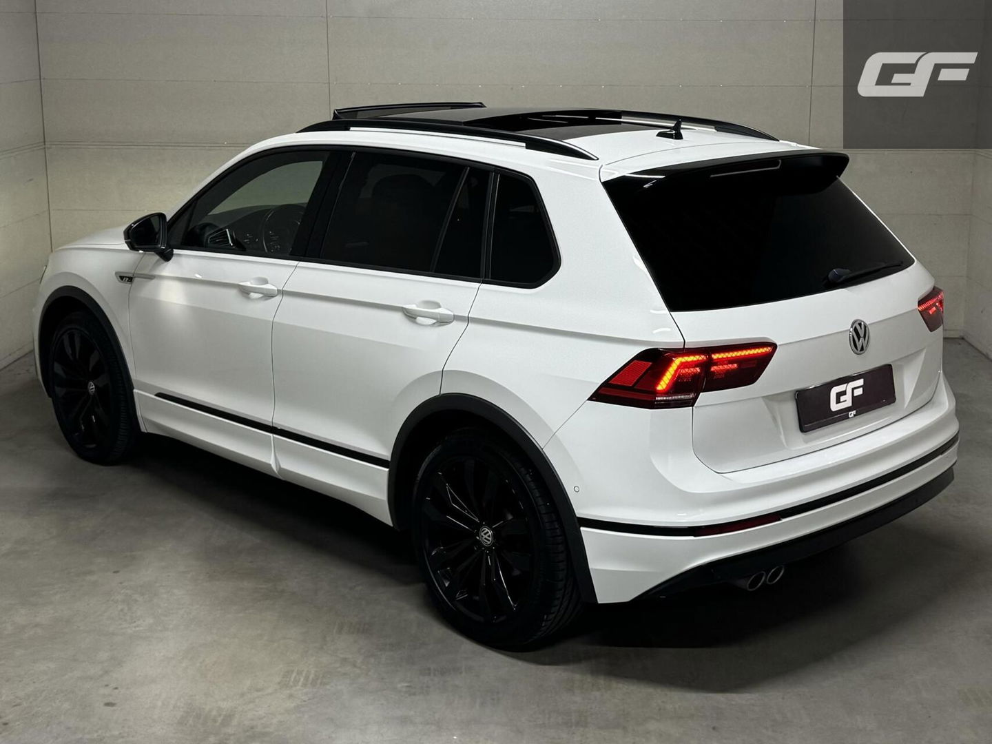 Volkswagen Tiguan 1.5 TSI R-Line Black Edition Pano Virtual Dynaudio 360° NAP