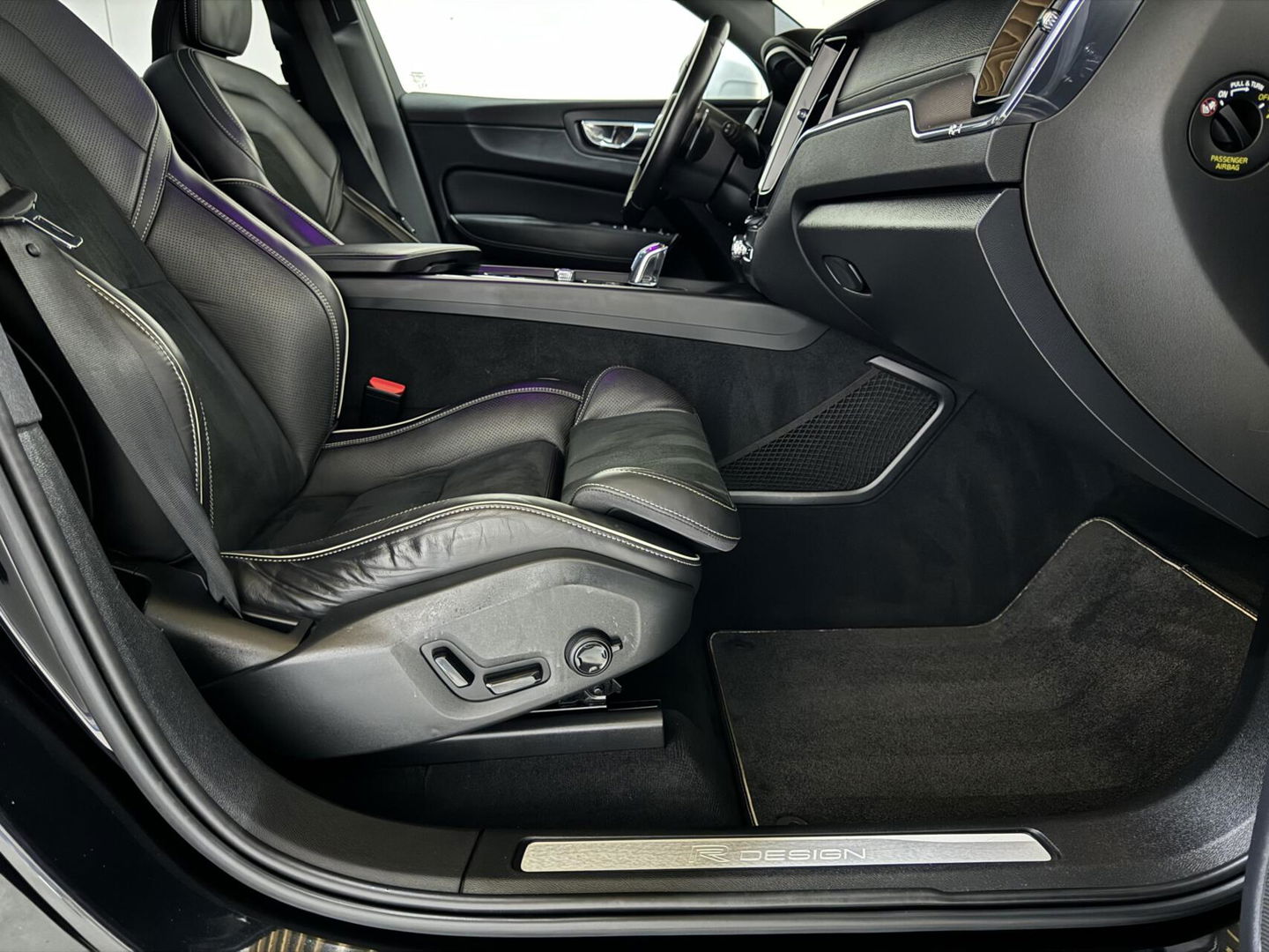 Volvo XC60 2.0 T8 Twin Engine AWD R-Design Luchtv. Pano H/K HUD 360°