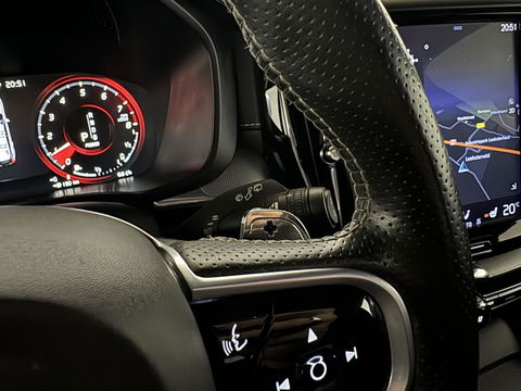 Volvo XC60 2.0 T8 Twin Engine AWD R-Design Luchtv. Pano H/K HUD 360°