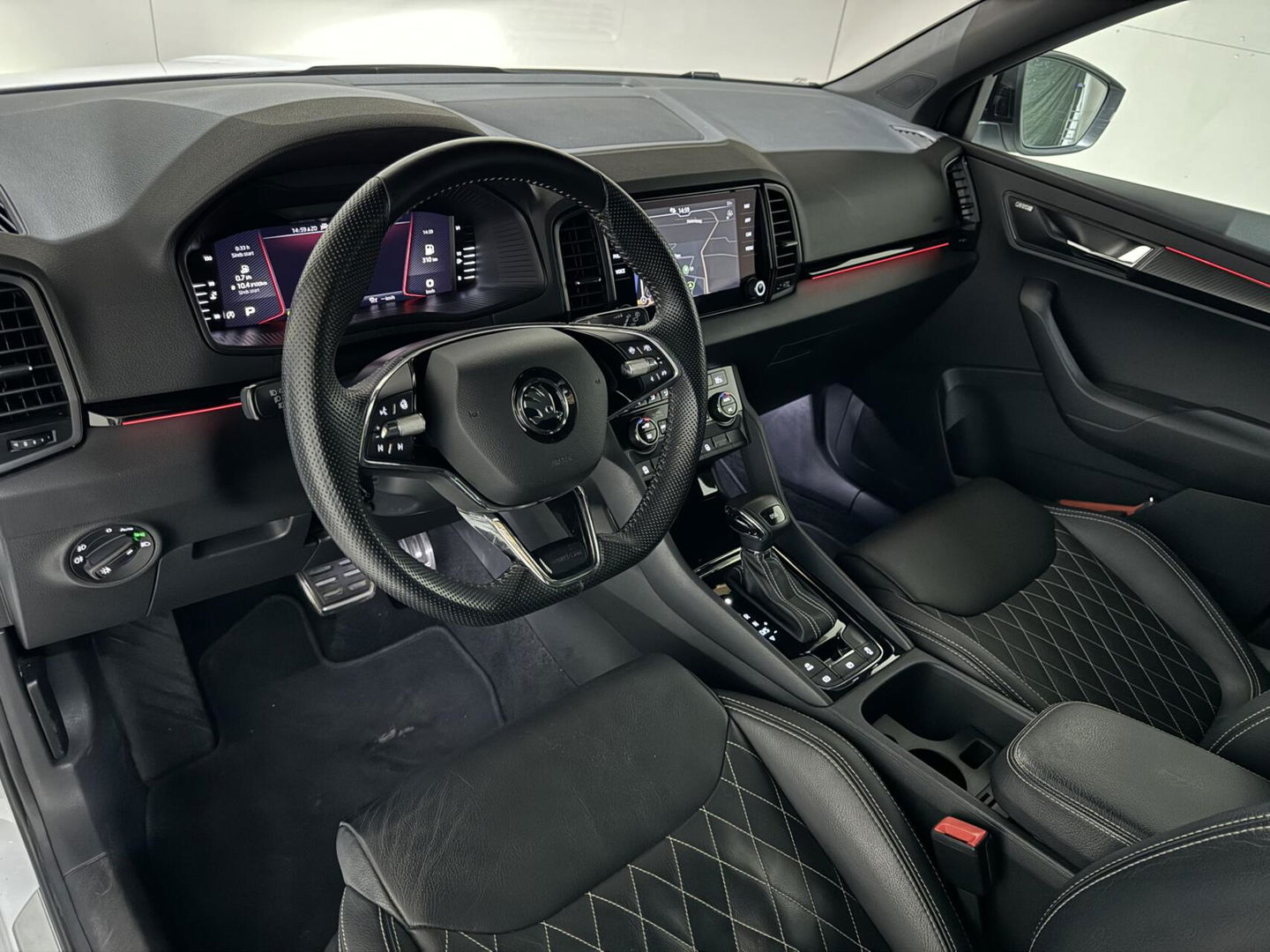 Škoda Karoq 1.5 TSI Sportline Pano Leer Carton Virtual Sfeer Trekh.