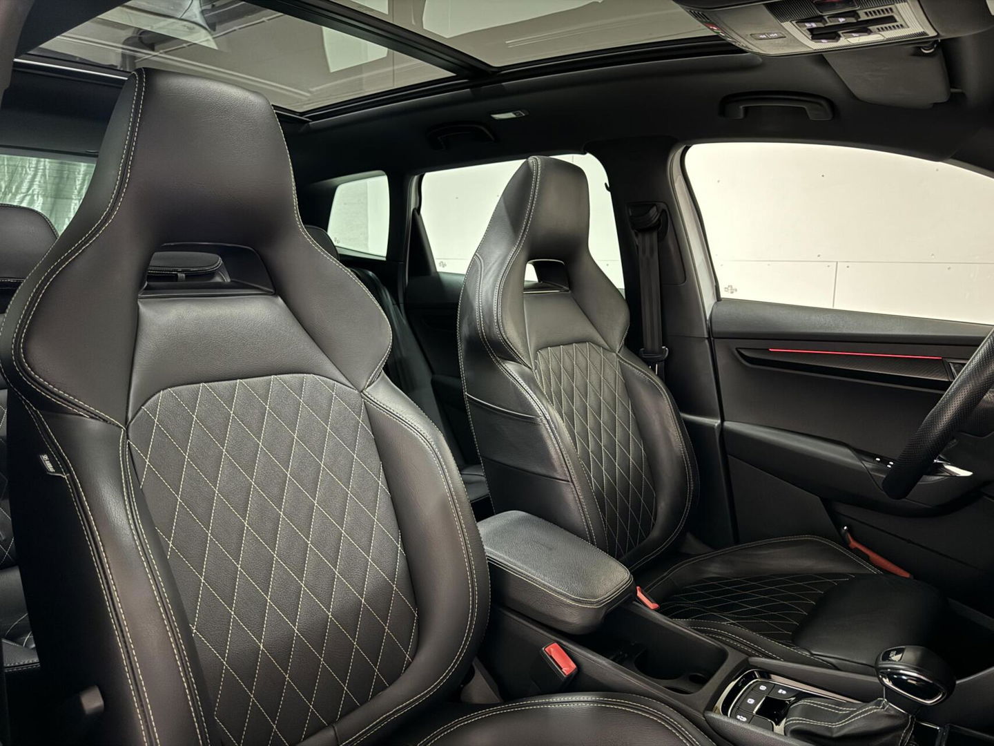 Škoda Karoq 1.5 TSI Sportline Pano Leer Carton Virtual Sfeer Trekh.