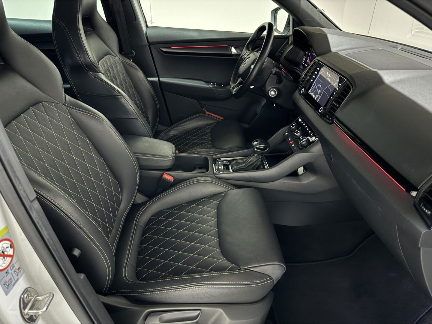 Škoda Karoq 1.5 TSI Sportline Pano Leer Carton Virtual Sfeer Trekh.