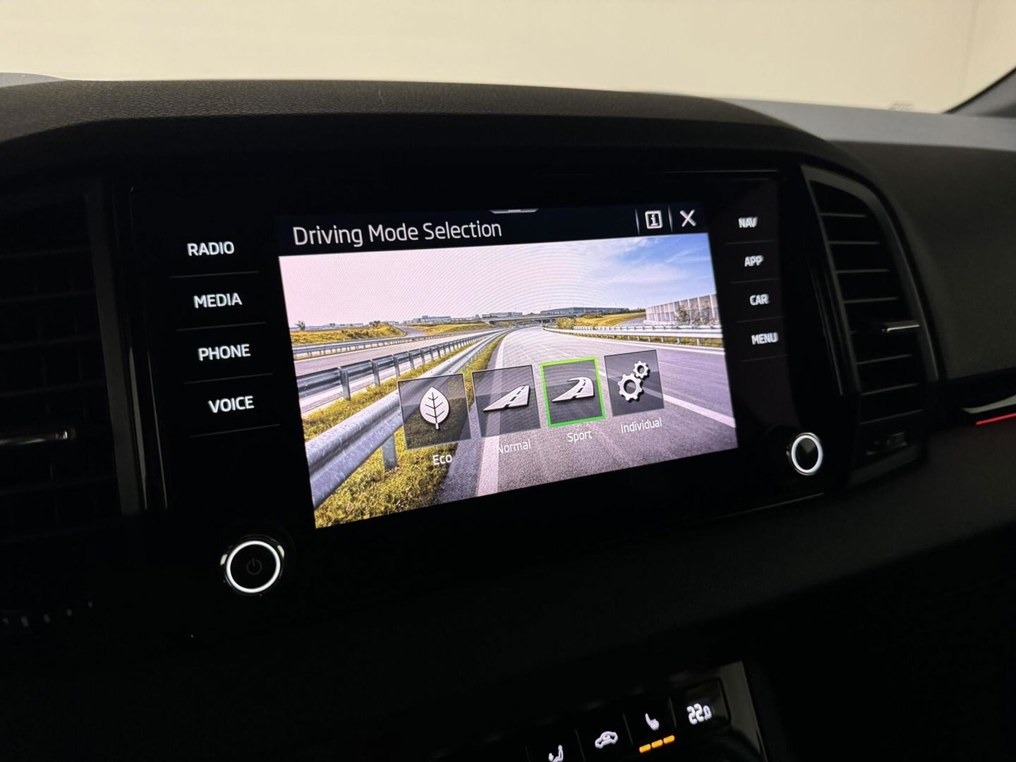 Škoda Karoq 1.5 TSI Sportline Pano Leer Carton Virtual Sfeer Trekh.