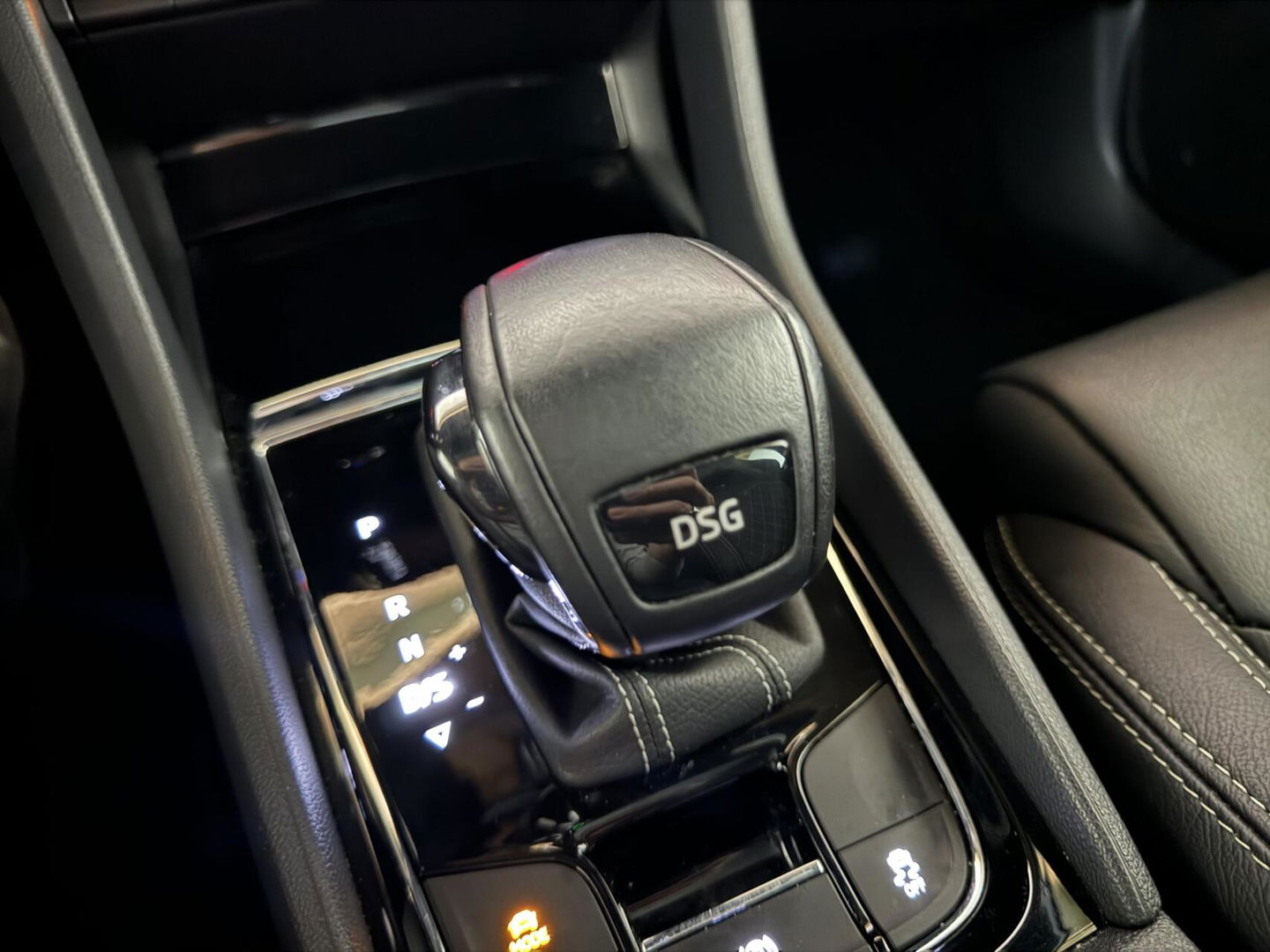 Škoda Karoq 1.5 TSI Sportline Pano Leer Carton Virtual Sfeer Trekh.