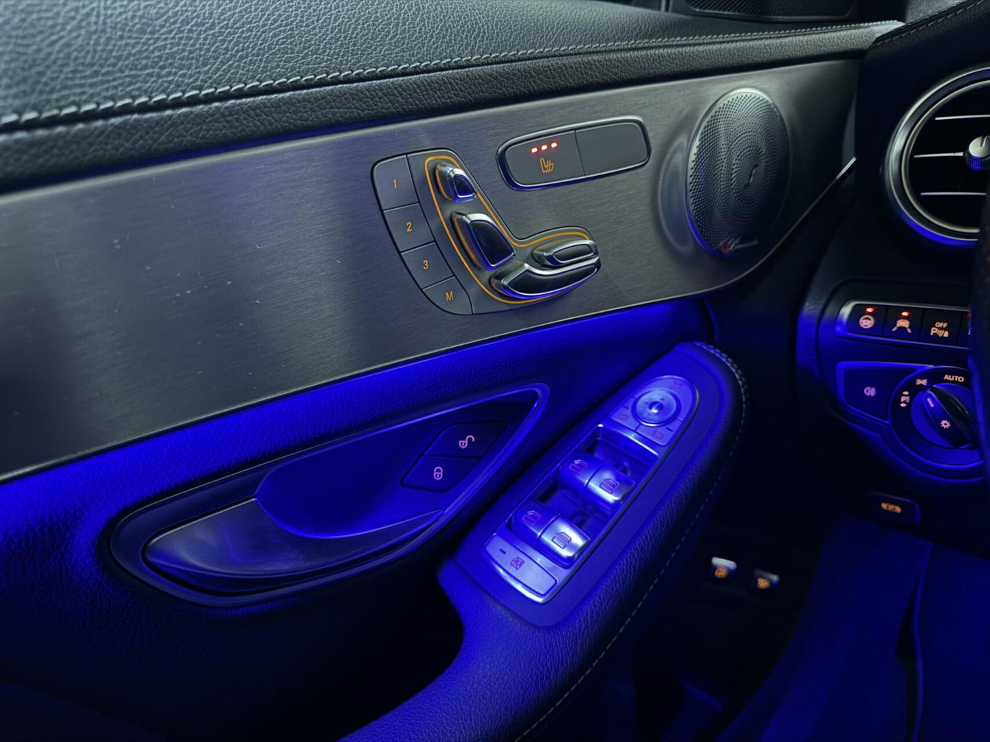 Mercedes-Benz C-Klasse 300e 4MATIC AMG Pano Burmester 360° Luchtvering