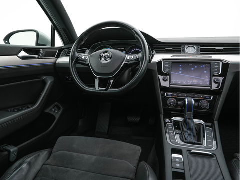 Volkswagen Passat Variant 1.4 TSI GTE Highline Plug-in Aut. *PANO | LEATHER-ALCANTARA | FULL-LED | CAMERA | NAVI-FULLMAP | ADAPTIVE-CRUISE | HEATED-ERGONOMIC-SPORTSEATS | KEYLESS | PDC | ECC | PRIVACY-GLASS | TOWBAR | AMBIENT-LIGHT | KEYLESS | ..