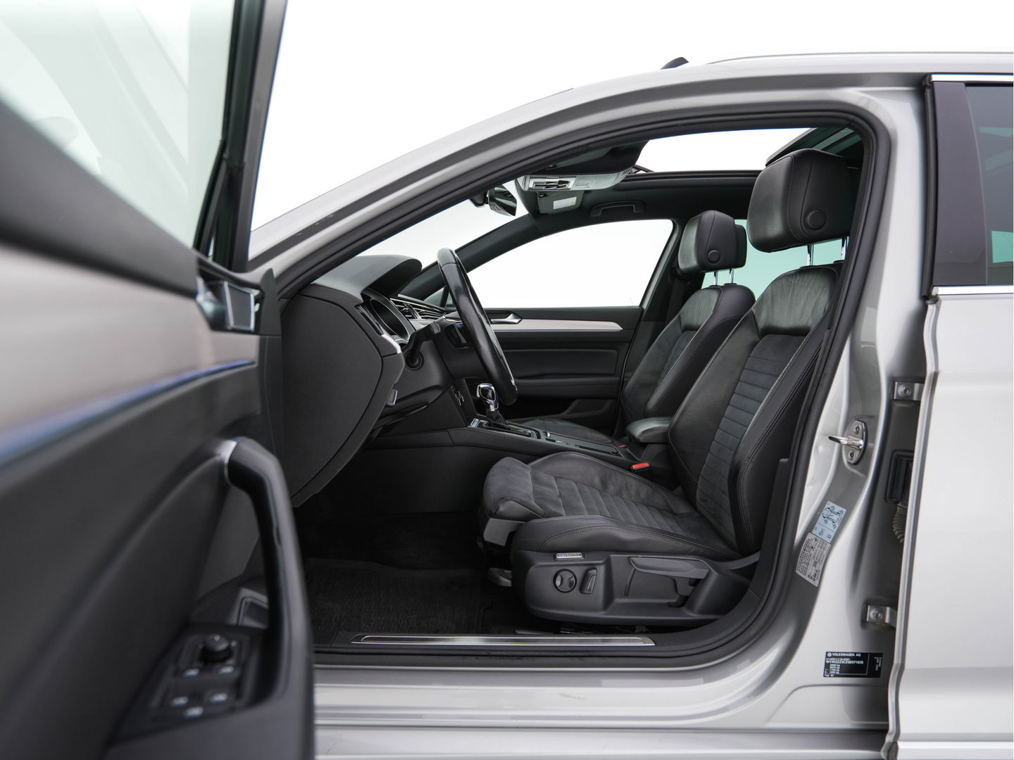 Volkswagen Passat Variant 1.4 TSI GTE Highline Plug-in Aut. *PANO | LEATHER-ALCANTARA | FULL-LED | CAMERA | NAVI-FULLMAP | ADAPTIVE-CRUISE | HEATED-ERGONOMIC-SPORTSEATS | KEYLESS | PDC | ECC | PRIVACY-GLASS | TOWBAR | AMBIENT-LIGHT | KEYLESS | ..