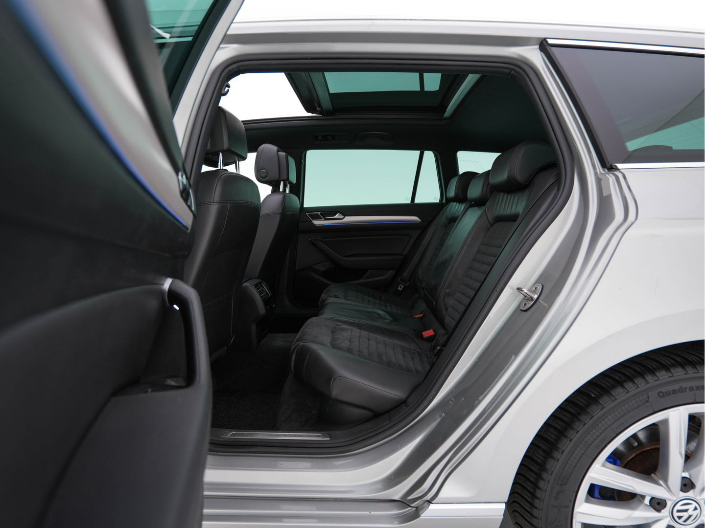 Volkswagen Passat Variant 1.4 TSI GTE Highline Plug-in Aut. *PANO | LEATHER-ALCANTARA | FULL-LED | CAMERA | NAVI-FULLMAP | ADAPTIVE-CRUISE | HEATED-ERGONOMIC-SPORTSEATS | KEYLESS | PDC | ECC | PRIVACY-GLASS | TOWBAR | AMBIENT-LIGHT | KEYLESS | ..