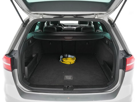 Volkswagen Passat Variant 1.4 TSI GTE Highline Plug-in Aut. *PANO | LEATHER-ALCANTARA | FULL-LED | CAMERA | NAVI-FULLMAP | ADAPTIVE-CRUISE | HEATED-ERGONOMIC-SPORTSEATS | KEYLESS | PDC | ECC | PRIVACY-GLASS | TOWBAR | AMBIENT-LIGHT | KEYLESS | ..