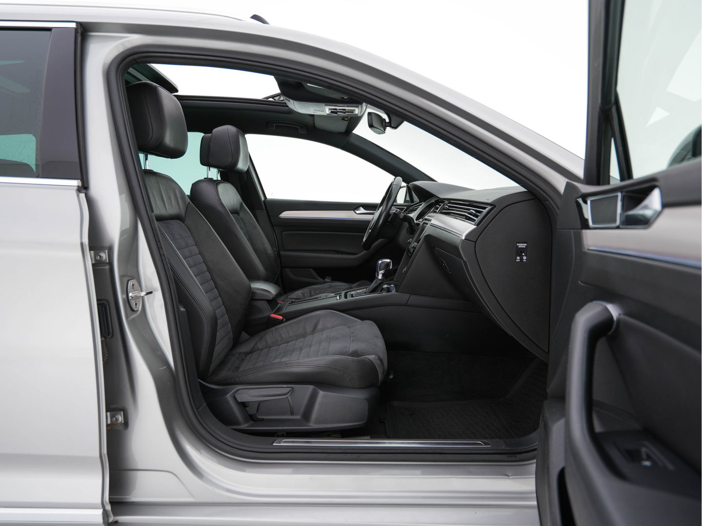 Volkswagen Passat Variant 1.4 TSI GTE Highline Plug-in Aut. *PANO | LEATHER-ALCANTARA | FULL-LED | CAMERA | NAVI-FULLMAP | ADAPTIVE-CRUISE | HEATED-ERGONOMIC-SPORTSEATS | KEYLESS | PDC | ECC | PRIVACY-GLASS | TOWBAR | AMBIENT-LIGHT | KEYLESS | ..