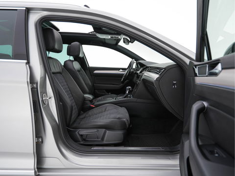 Volkswagen Passat Variant 1.4 TSI GTE Highline Plug-in Aut. *PANO | LEATHER-ALCANTARA | FULL-LED | CAMERA | NAVI-FULLMAP | ADAPTIVE-CRUISE | HEATED-ERGONOMIC-SPORTSEATS | KEYLESS | PDC | ECC | PRIVACY-GLASS | TOWBAR | AMBIENT-LIGHT | KEYLESS | ..
