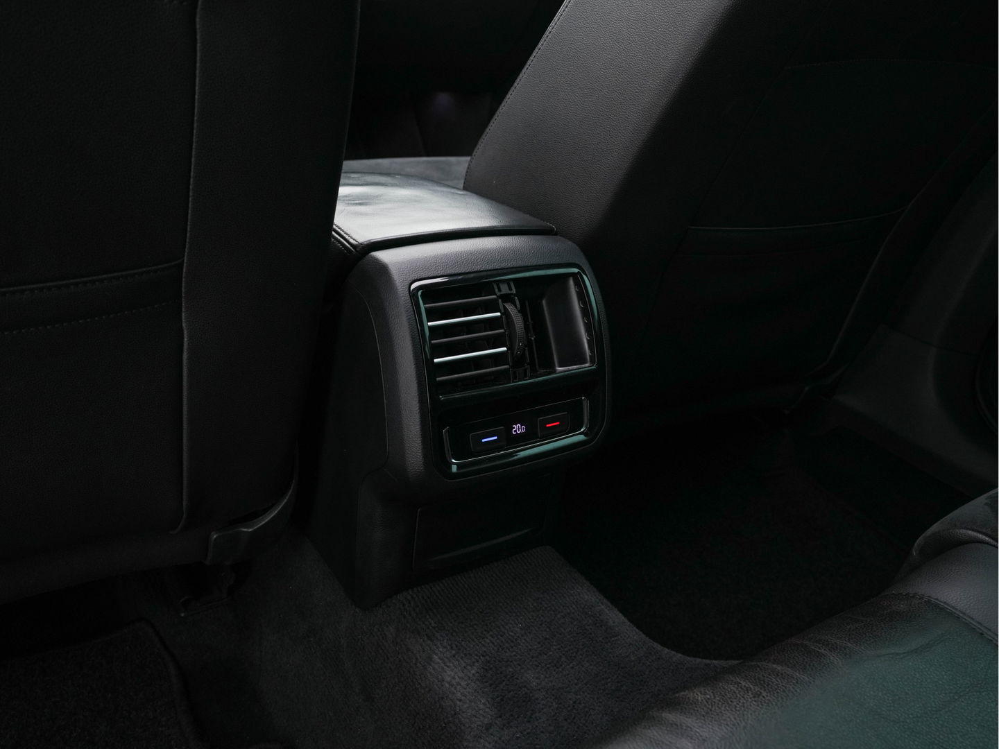 Volkswagen Passat Variant 1.4 TSI GTE Highline Plug-in Aut. *PANO | LEATHER-ALCANTARA | FULL-LED | CAMERA | NAVI-FULLMAP | ADAPTIVE-CRUISE | HEATED-ERGONOMIC-SPORTSEATS | KEYLESS | PDC | ECC | PRIVACY-GLASS | TOWBAR | AMBIENT-LIGHT | KEYLESS | ..