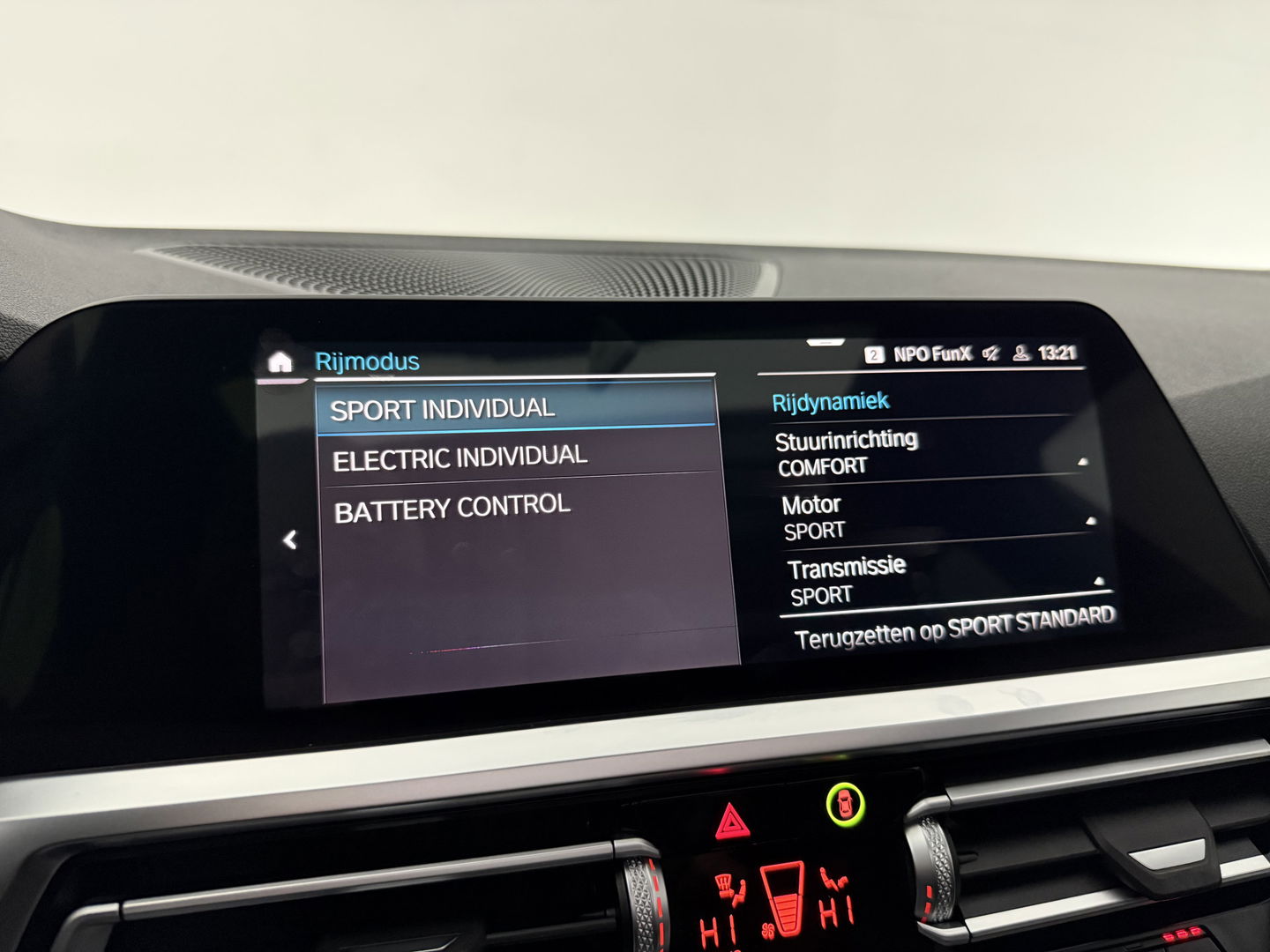 BMW 3-serie 330e High Executive M-Sport | SOH 90% | BMW Laser | Pano | Virtual | Camera | Carplay | HuD | Sfeer | Stoelverw. | Trekh.