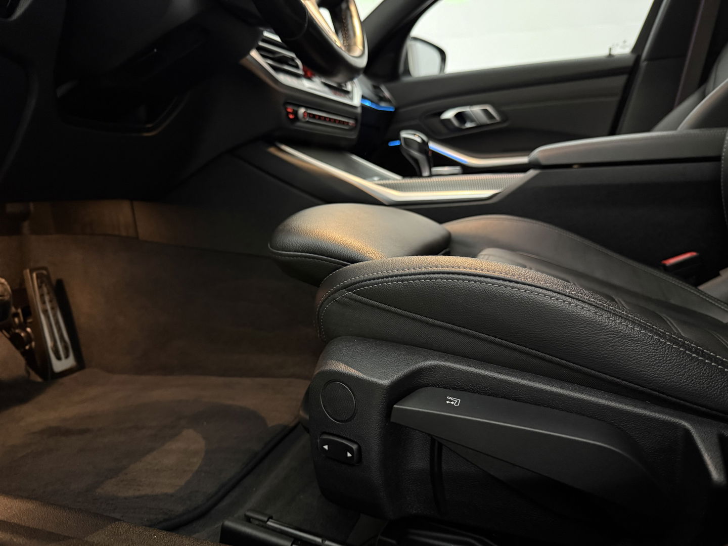 BMW 3-serie 330e High Executive M-Sport | SOH 90% | BMW Laser | Pano | Virtual | Camera | Carplay | HuD | Sfeer | Stoelverw. | Trekh.