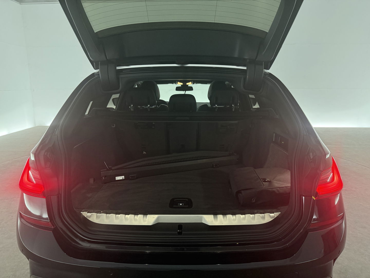 BMW 3-serie 330e High Executive M-Sport | SOH 90% | BMW Laser | Pano | Virtual | Camera | Carplay | HuD | Sfeer | Stoelverw. | Trekh.