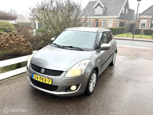 Suzuki Swift - 1.2 Exclusive 5-DEURS CLIMATE CONTROLE STOELVERWARMING PARKEERSENSOREN ZEER NETTE AUTO!!