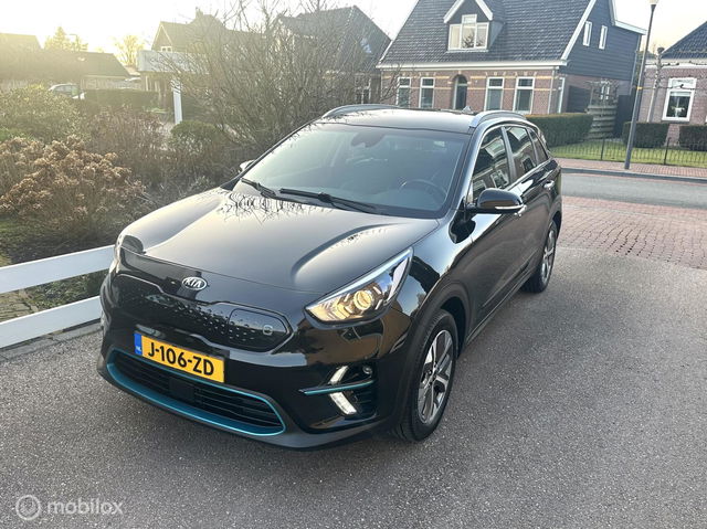 Kia e-Niro - DynamicLine 64 kWh 3-FASE SOH 100% GROOT NAVIGATIE CARPLAY ACHTERUITRIJ CAMERA SFEERVERLICHTING DEALER ONDERHOUDEN MET ACCU GARANTIE!!