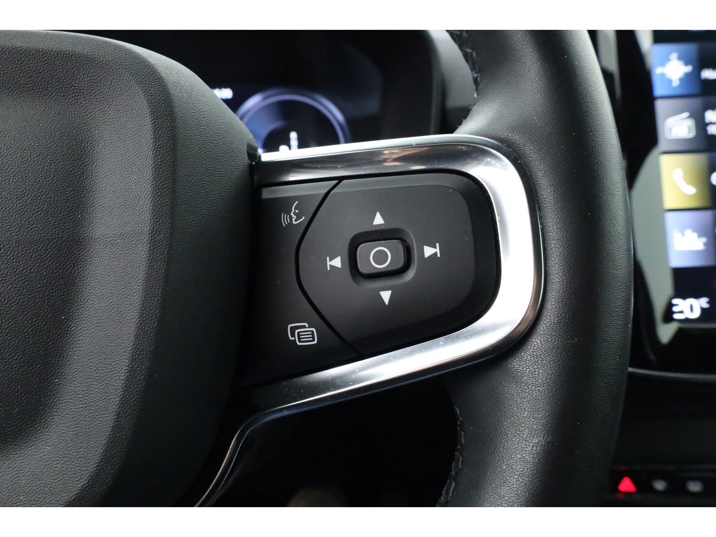 Volvo XC40 1.5 T4 Plug-in hybrid Plus Bright | stoel & stuur verwarming | H&K audio | Elek stoelen & Memory |