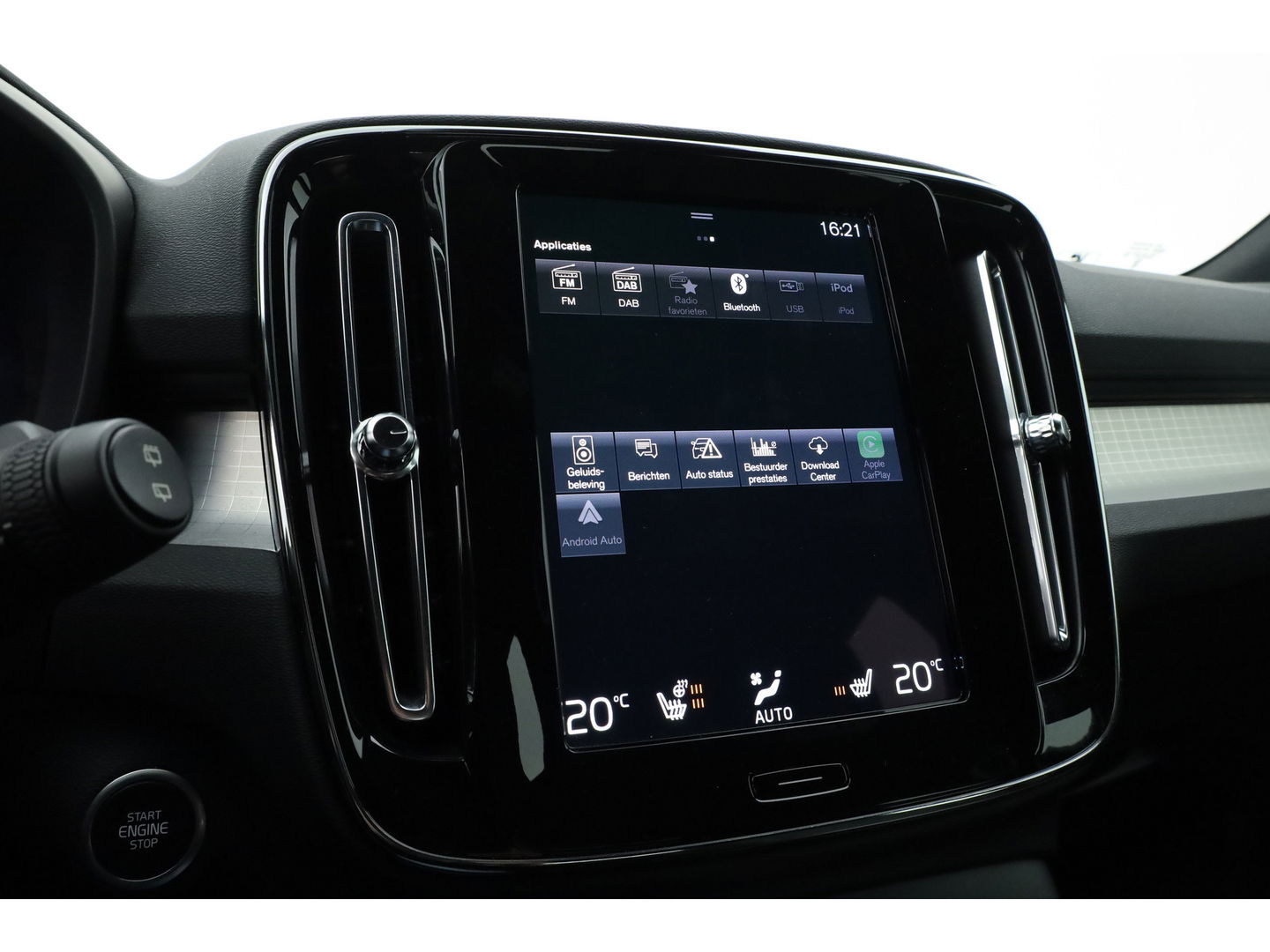 Volvo XC40 1.5 T4 Plug-in hybrid Plus Bright | stoel & stuur verwarming | H&K audio | Elek stoelen & Memory |