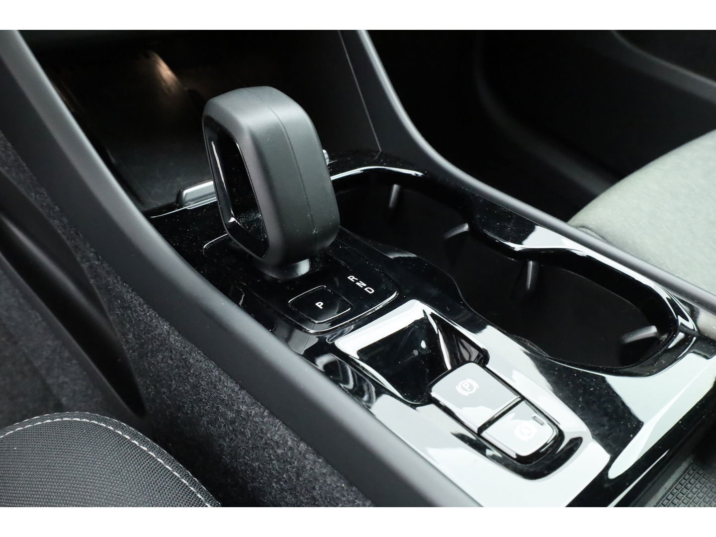 Volvo XC40 1.5 T4 Plug-in hybrid Plus Bright | stoel & stuur verwarming | H&K audio | Elek stoelen & Memory |