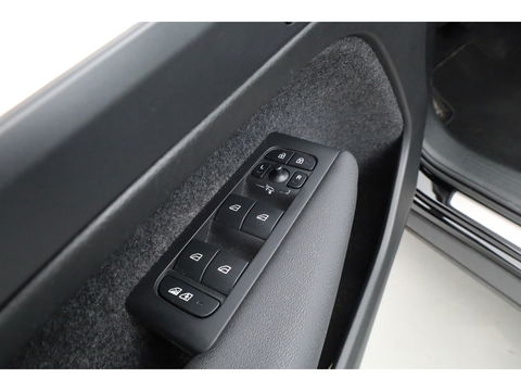 Volvo XC40 1.5 T4 Plug-in hybrid Plus Bright | stoel & stuur verwarming | H&K audio | Elek stoelen & Memory |