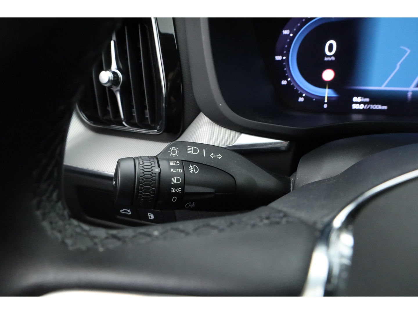 Volvo XC60 2.0 T8 Plug-in hybrid AWD Plus Dark | Luchtvering | ACC | 360 camera | 21 inch | H&K Audio | pano | carplay |