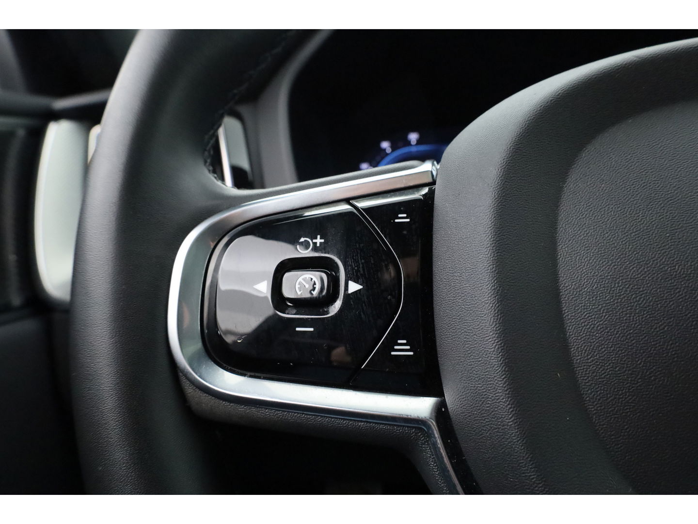 Volvo XC60 2.0 T8 Plug-in hybrid AWD Plus Dark | Luchtvering | ACC | 360 camera | 21 inch | H&K Audio | pano | carplay |