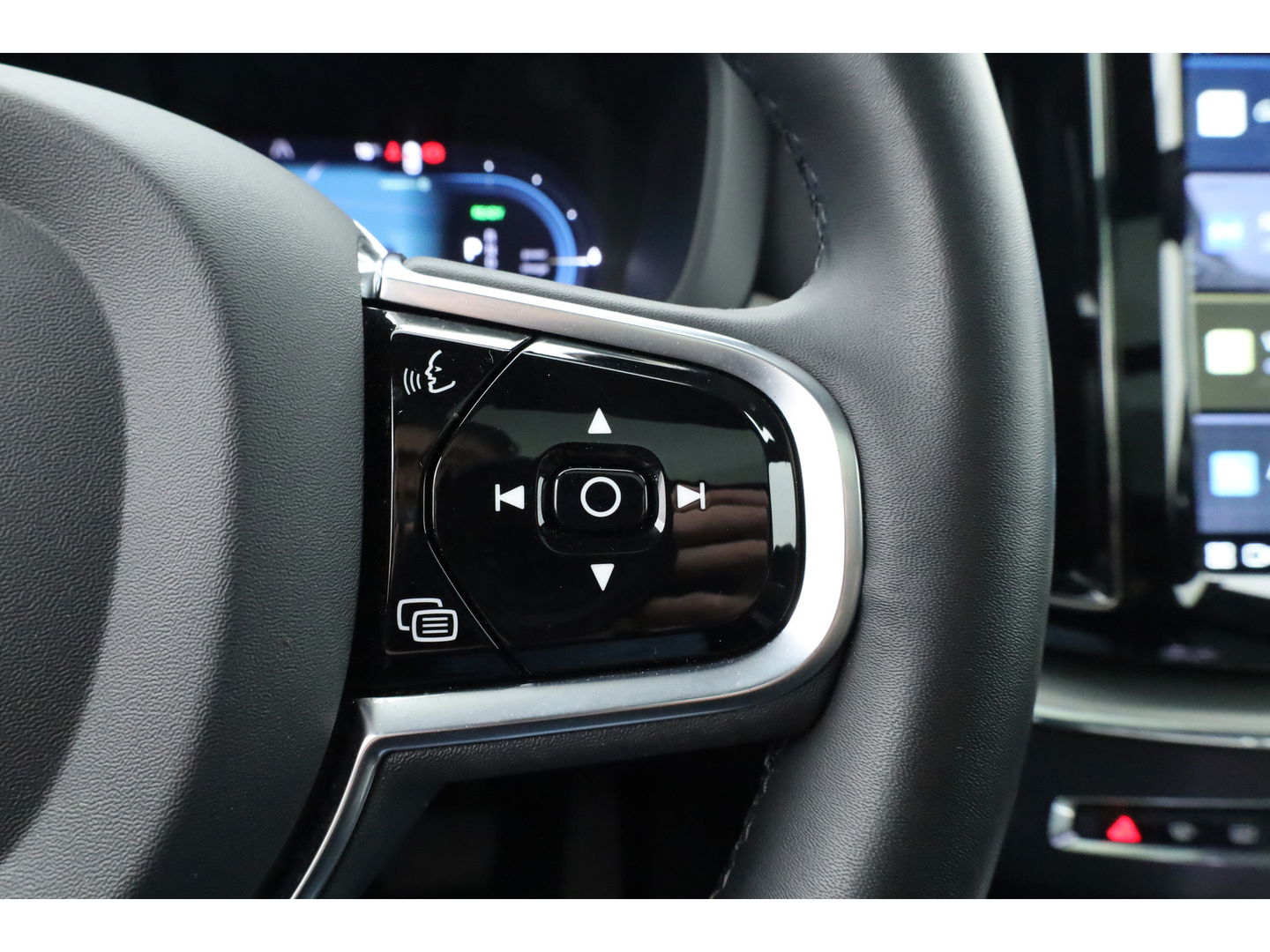 Volvo XC60 2.0 T8 Plug-in hybrid AWD Plus Dark | Luchtvering | ACC | 360 camera | 21 inch | H&K Audio | pano | carplay |