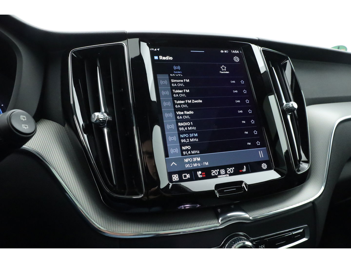 Volvo XC60 2.0 T8 Plug-in hybrid AWD Plus Dark | Luchtvering | ACC | 360 camera | 21 inch | H&K Audio | pano | carplay |