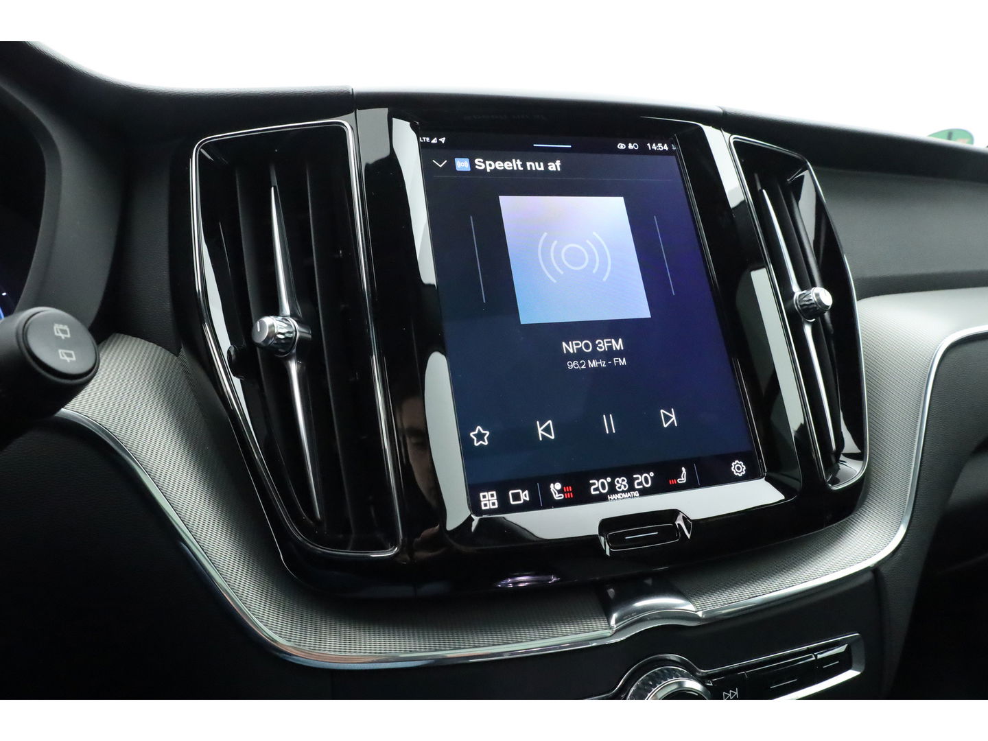 Volvo XC60 2.0 T8 Plug-in hybrid AWD Plus Dark | Luchtvering | ACC | 360 camera | 21 inch | H&K Audio | pano | carplay |