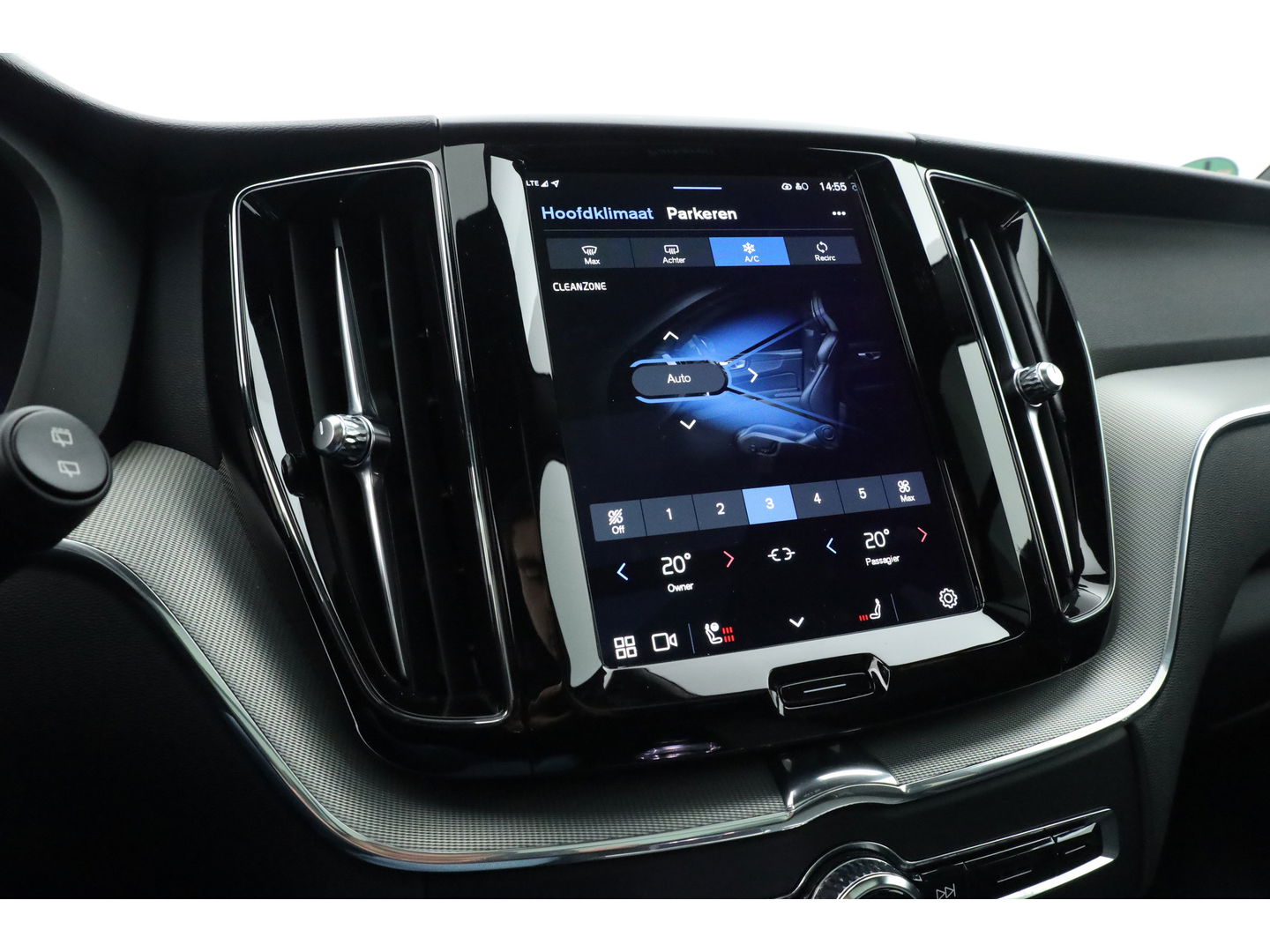 Volvo XC60 2.0 T8 Plug-in hybrid AWD Plus Dark | Luchtvering | ACC | 360 camera | 21 inch | H&K Audio | pano | carplay |
