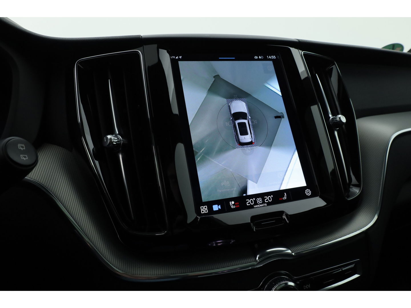 Volvo XC60 2.0 T8 Plug-in hybrid AWD Plus Dark | Luchtvering | ACC | 360 camera | 21 inch | H&K Audio | pano | carplay |