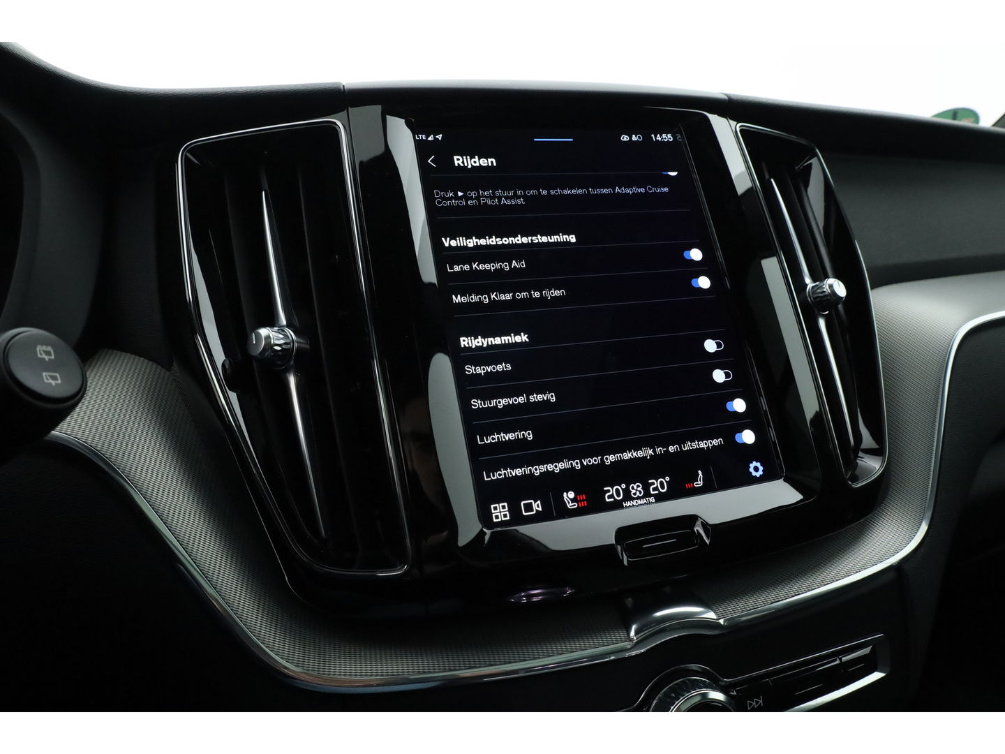 Volvo XC60 2.0 T8 Plug-in hybrid AWD Plus Dark | Luchtvering | ACC | 360 camera | 21 inch | H&K Audio | pano | carplay |