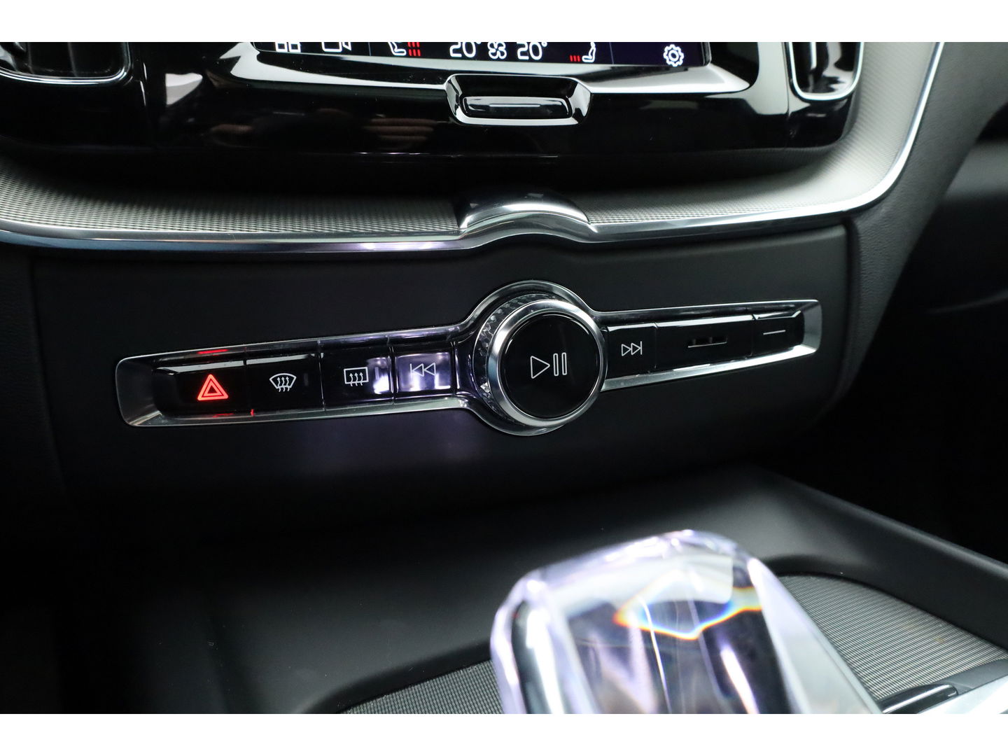 Volvo XC60 2.0 T8 Plug-in hybrid AWD Plus Dark | Luchtvering | ACC | 360 camera | 21 inch | H&K Audio | pano | carplay |