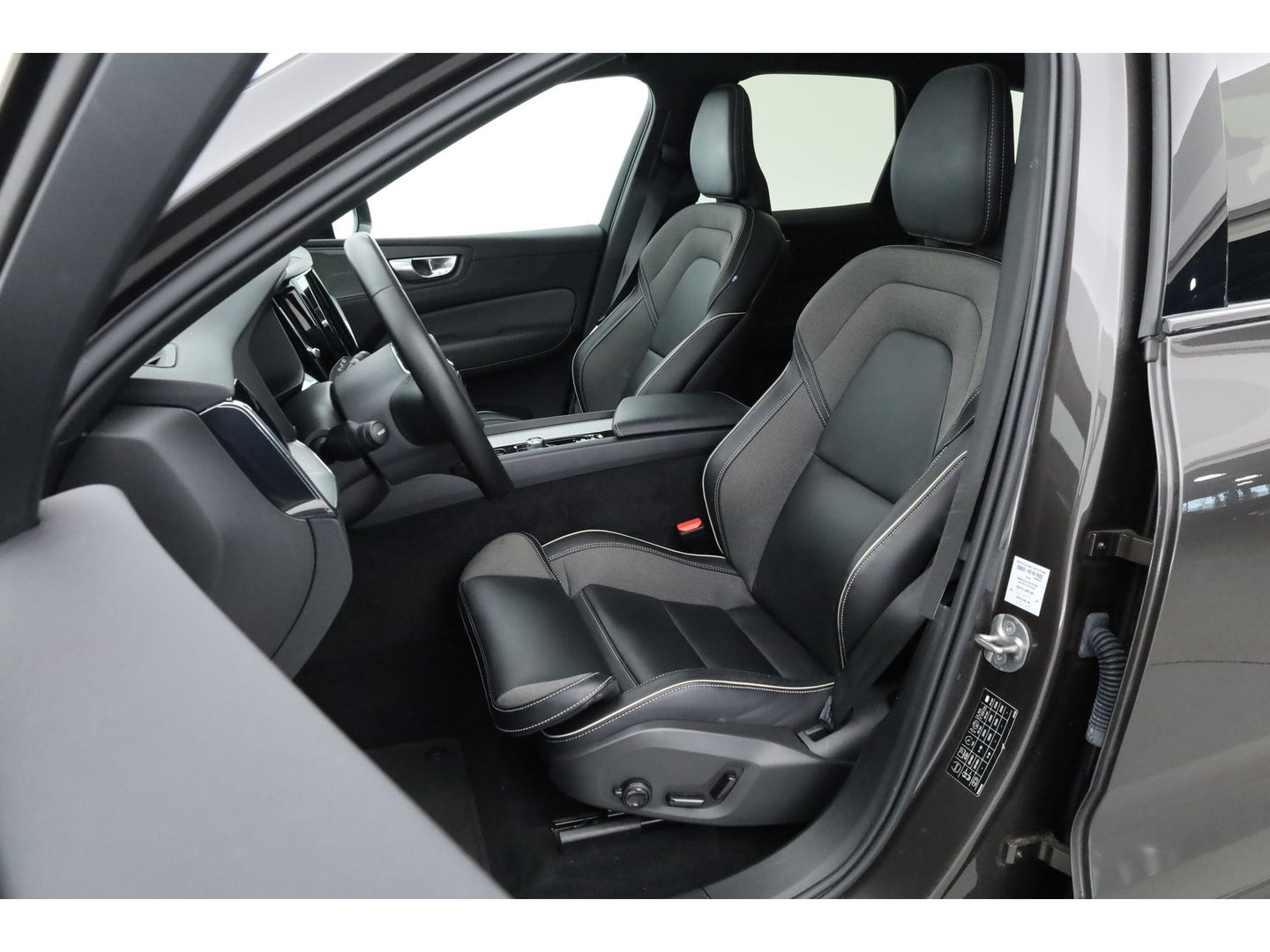 Volvo XC60 2.0 T8 Plug-in hybrid AWD Plus Dark | Luchtvering | ACC | 360 camera | 21 inch | H&K Audio | pano | carplay |