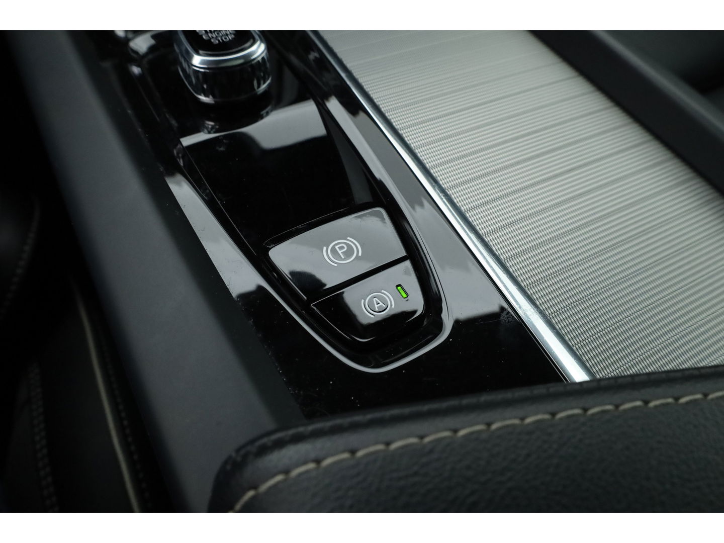 Volvo XC60 2.0 T8 Plug-in hybrid AWD Plus Dark | Luchtvering | ACC | 360 camera | 21 inch | H&K Audio | pano | carplay |