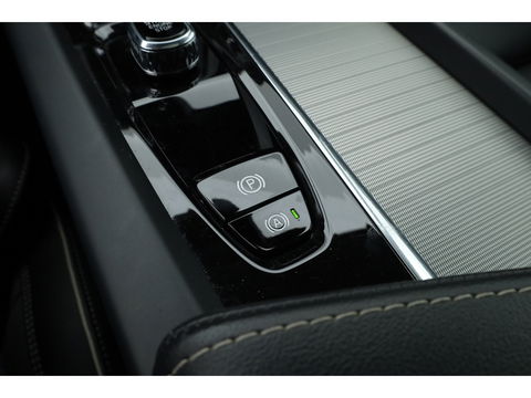 Volvo XC60 2.0 T8 Plug-in hybrid AWD Plus Dark | Luchtvering | ACC | 360 camera | 21 inch | H&K Audio | pano | carplay |