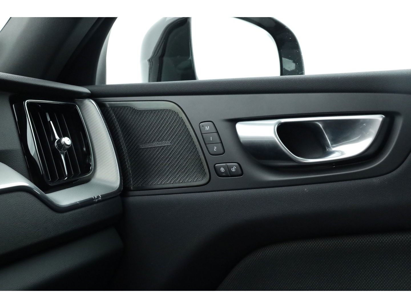 Volvo XC60 2.0 T8 Plug-in hybrid AWD Plus Dark | Luchtvering | ACC | 360 camera | 21 inch | H&K Audio | pano | carplay |