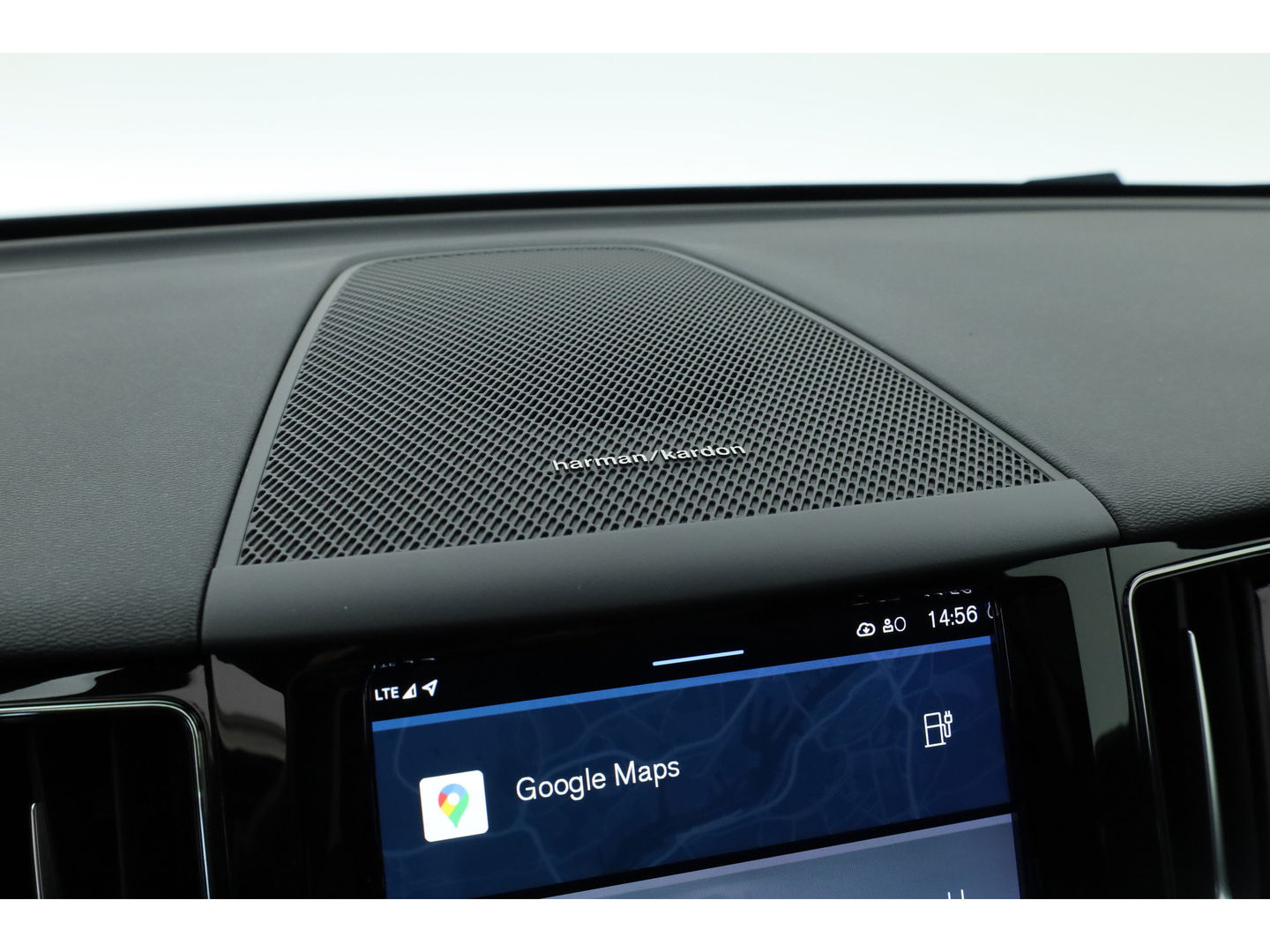 Volvo XC60 2.0 T8 Plug-in hybrid AWD Plus Dark | Luchtvering | ACC | 360 camera | 21 inch | H&K Audio | pano | carplay |