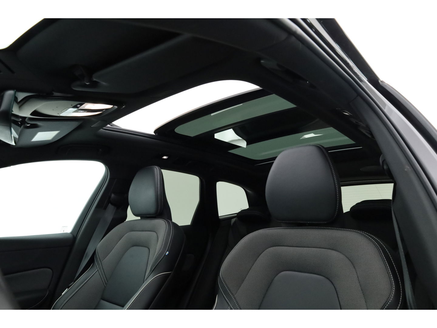 Volvo XC60 2.0 T8 Plug-in hybrid AWD Plus Dark | Luchtvering | ACC | 360 camera | 21 inch | H&K Audio | pano | carplay |