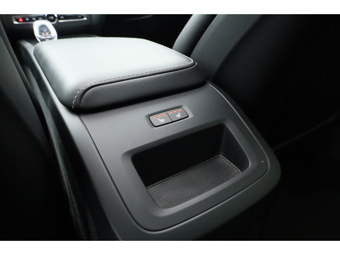 Volvo XC60 2.0 T8 Plug-in hybrid AWD Plus Dark | Luchtvering | ACC | 360 camera | 21 inch | H&K Audio | pano | carplay |