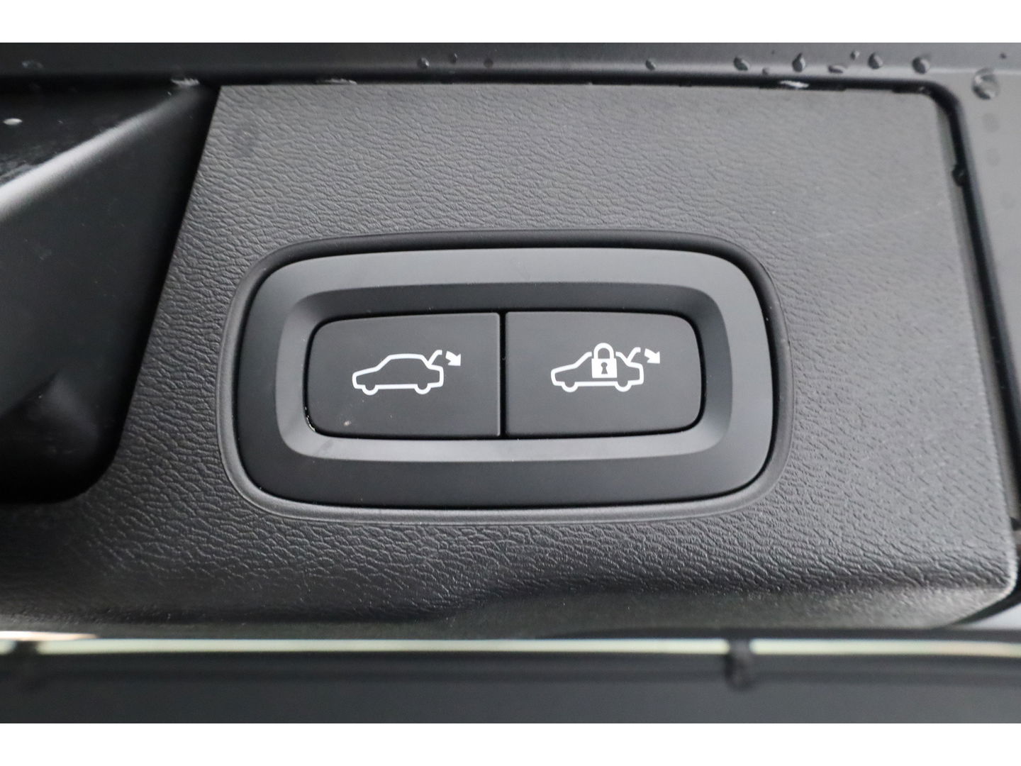 Volvo XC60 2.0 T8 Plug-in hybrid AWD Plus Dark | Luchtvering | ACC | 360 camera | 21 inch | H&K Audio | pano | carplay |