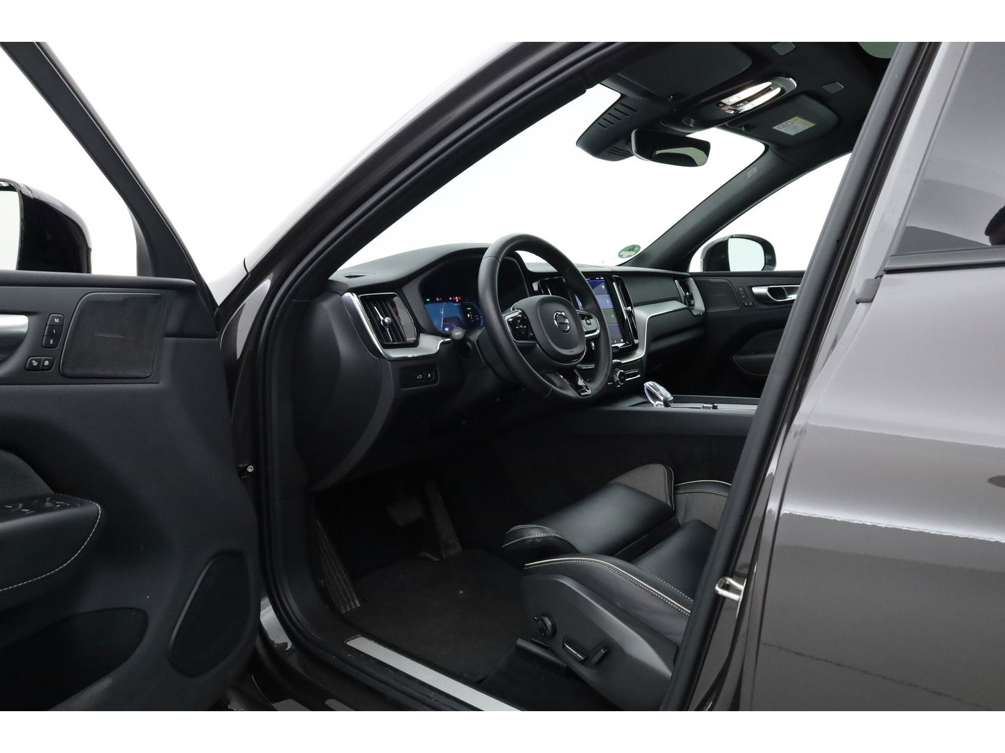 Volvo XC60 2.0 T8 Plug-in hybrid AWD Plus Dark | Luchtvering | ACC | 360 camera | 21 inch | H&K Audio | pano | carplay |