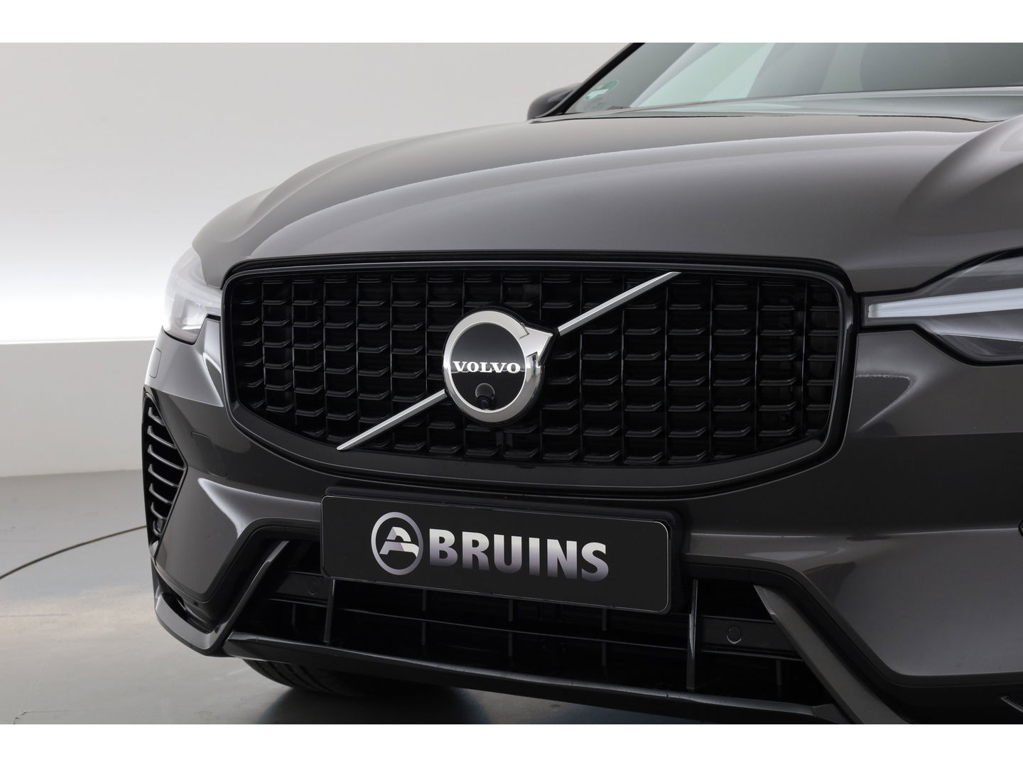 Volvo XC60 2.0 T8 Plug-in hybrid AWD Plus Dark | Luchtvering | ACC | 360 camera | 21 inch | H&K Audio | pano | carplay |