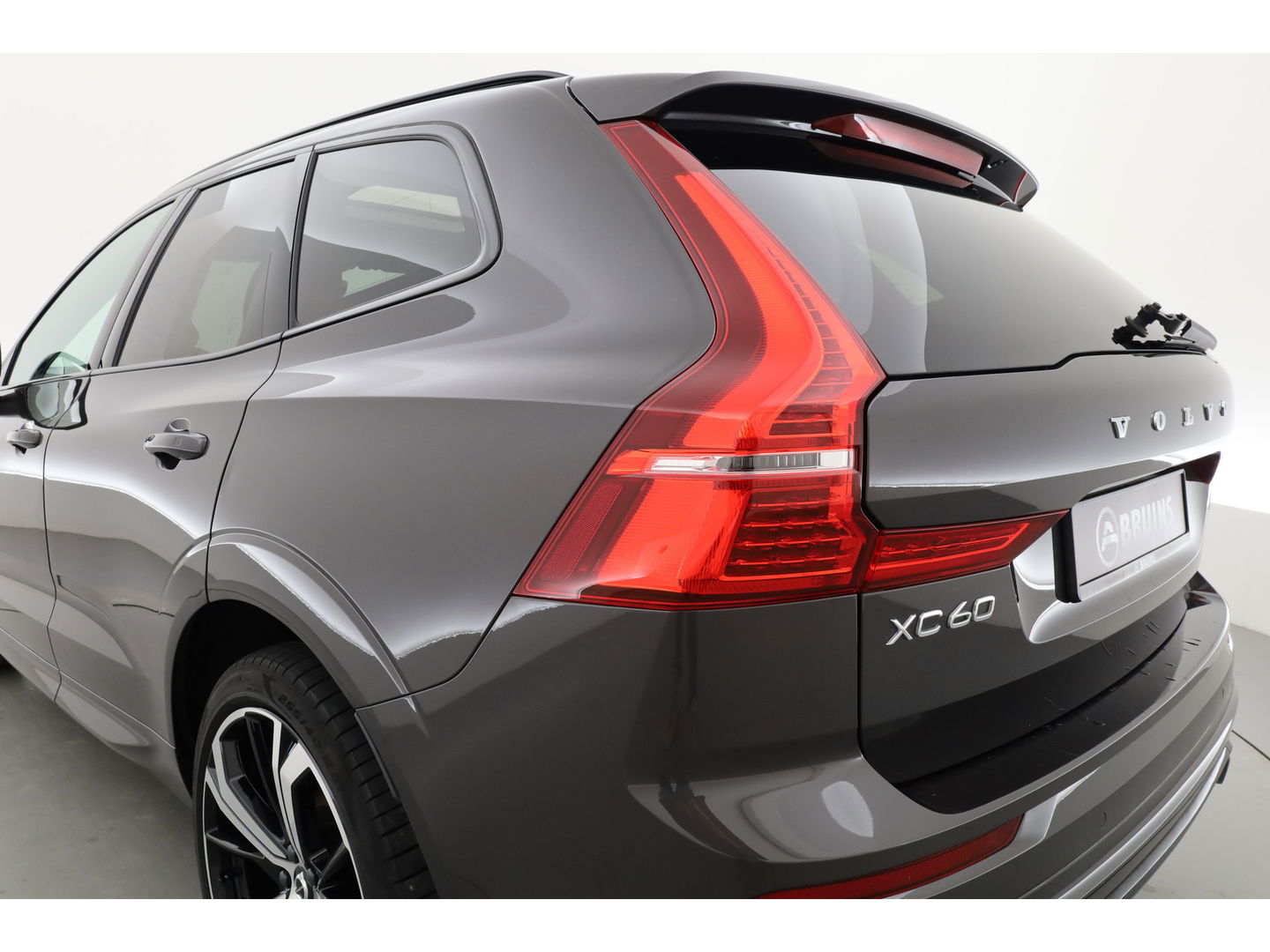 Volvo XC60 2.0 T8 Plug-in hybrid AWD Plus Dark | Luchtvering | ACC | 360 camera | 21 inch | H&K Audio | pano | carplay |
