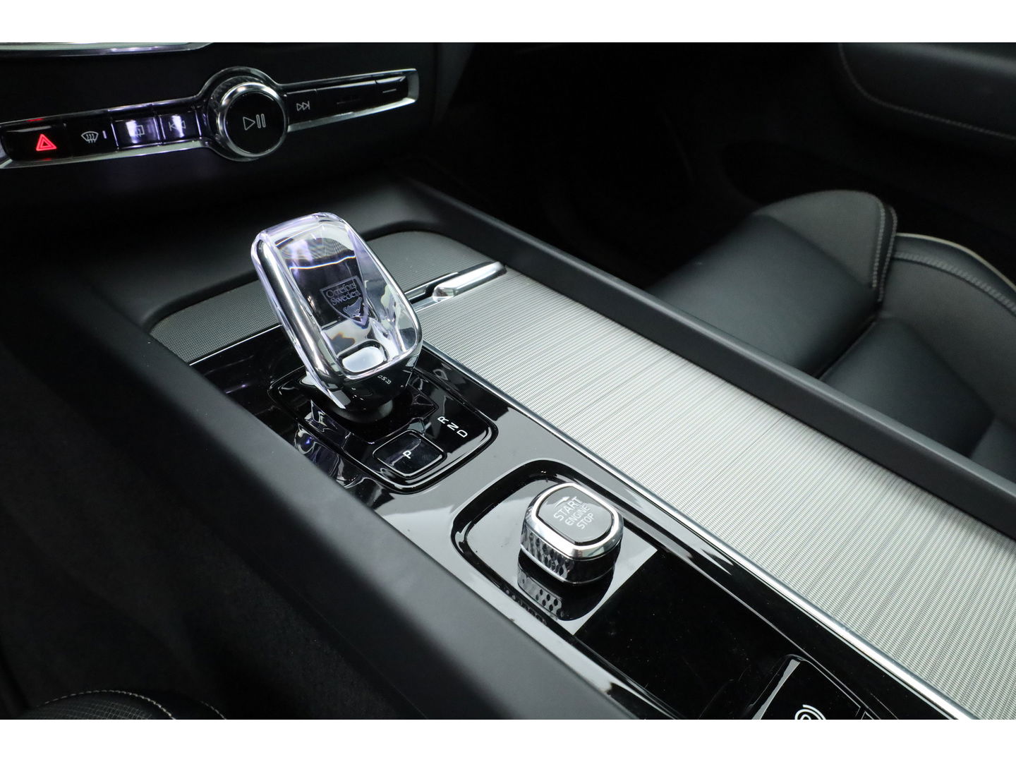 Volvo XC60 2.0 T8 Plug-in hybrid AWD Plus Dark | Luchtvering | ACC | 360 camera | 21 inch | H&K Audio | pano | carplay |